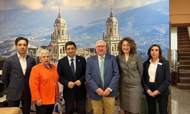 El presidente de la Diputación visita la nueva residencia universitaria San Antonio de Jaén