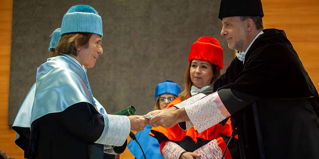 De Linares al mundo: Raphael se une al claustro de doctores de la Universidad de Jaén