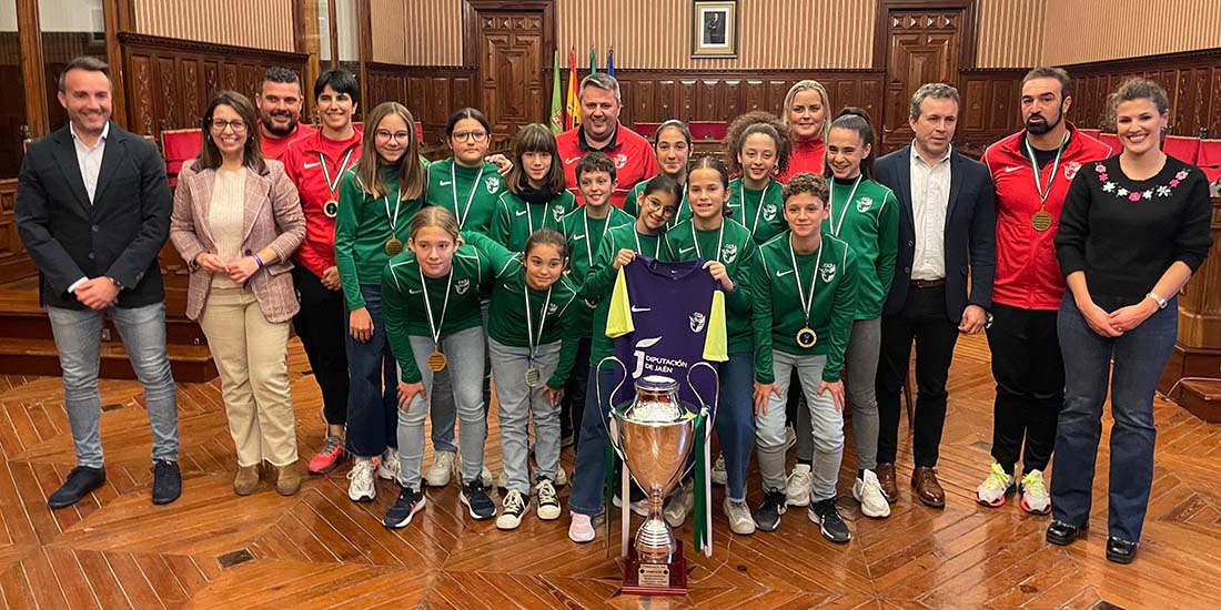 África Colomo recibe a las jugadoras y cuerpo técnico de la Selección Provincial Jiennense de fútbol femenino alevín